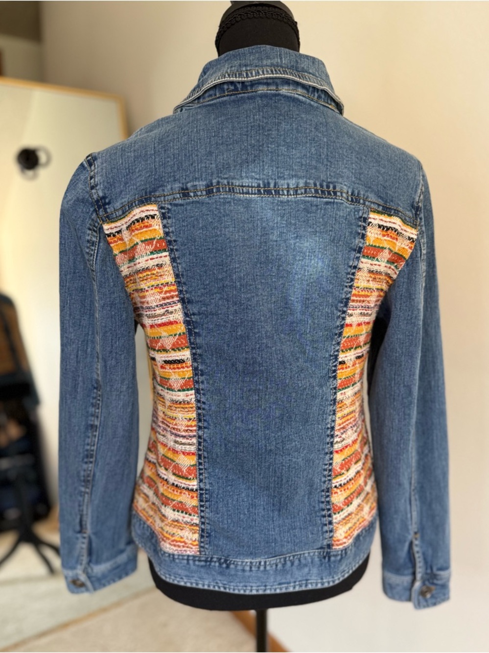 Chico’s Cropped Denim Jacket Textured Boho Panel Size 0 Small Statement - Picture 6 of 8